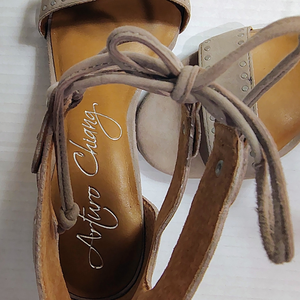 Arturo Chiang Women's Tan Sandals